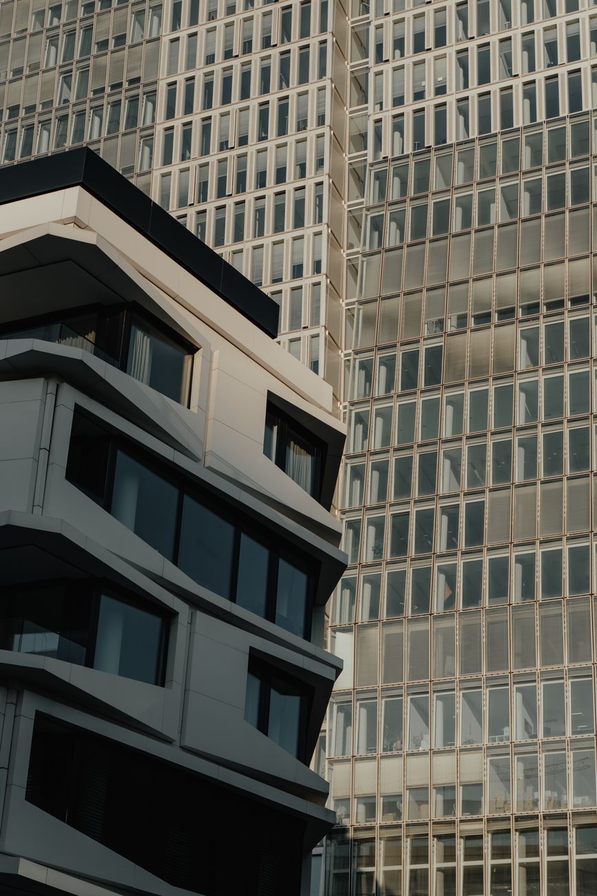 Fassade på et kontorhus med ruder, set fra vejen